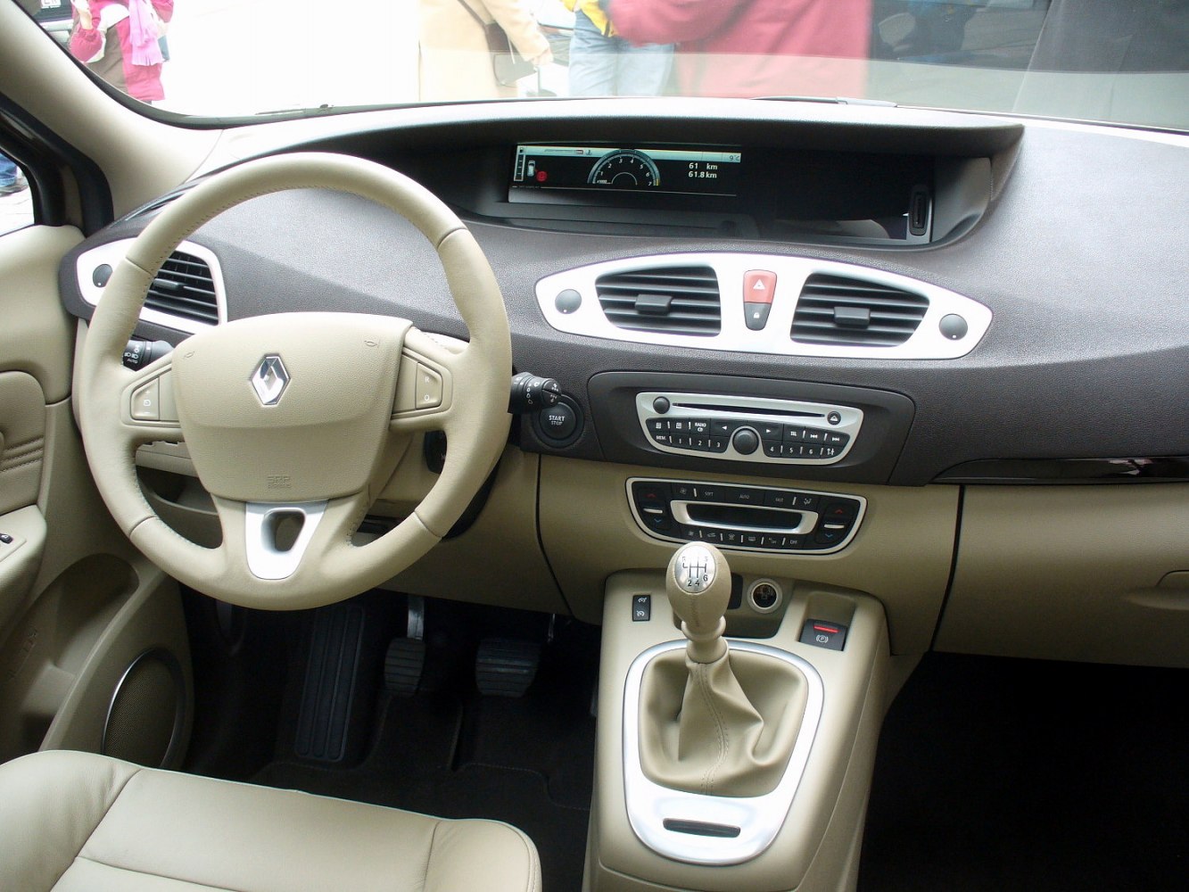 Beige dashboard with manual 6-speed gear shift and digital speedometer