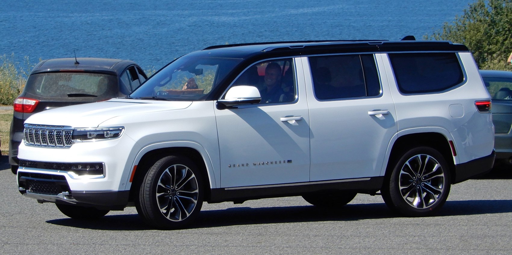 Full side profile with alloy wheels and black contrasting roof