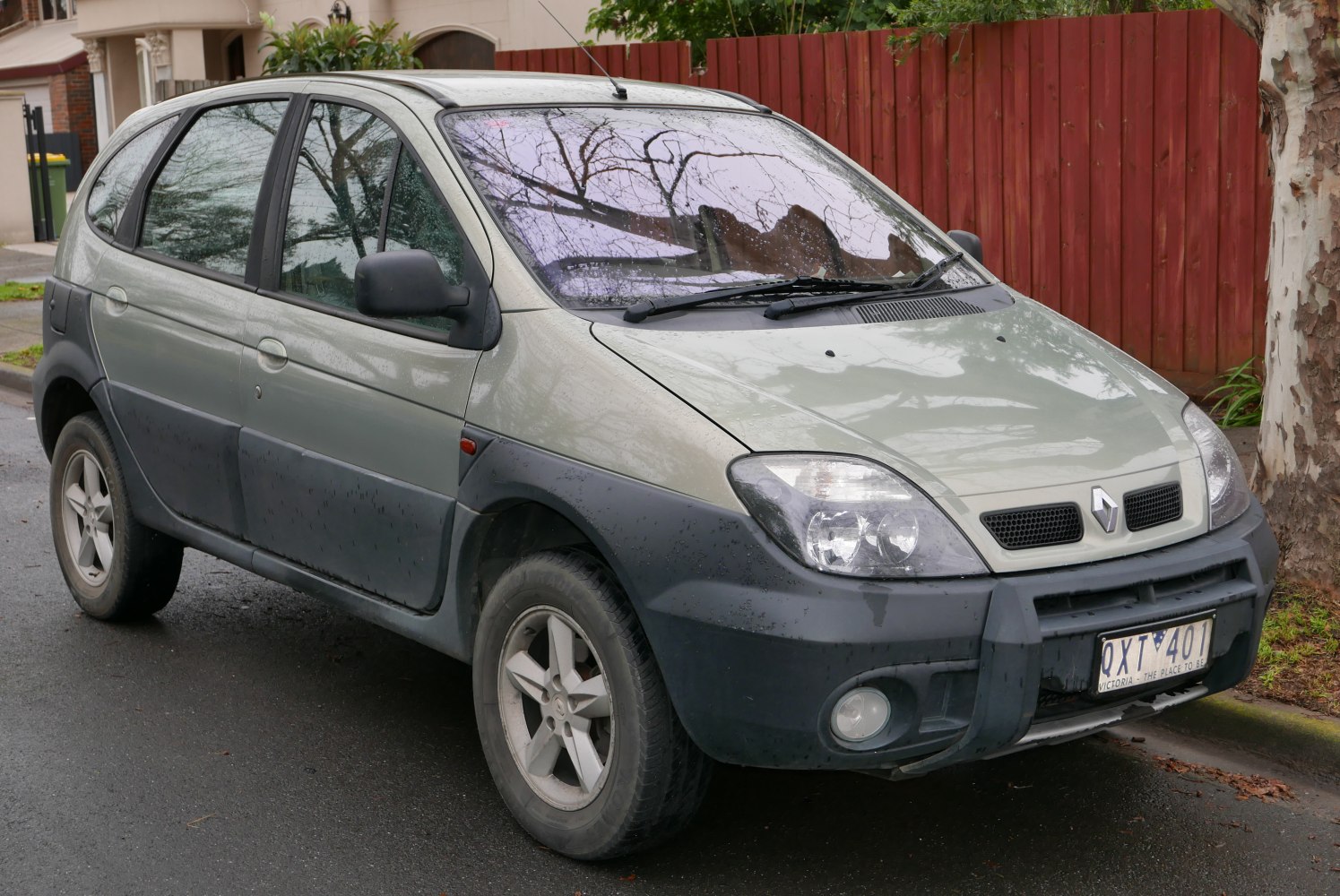 Front side view with notable black plastic cladding and compact MPV design
