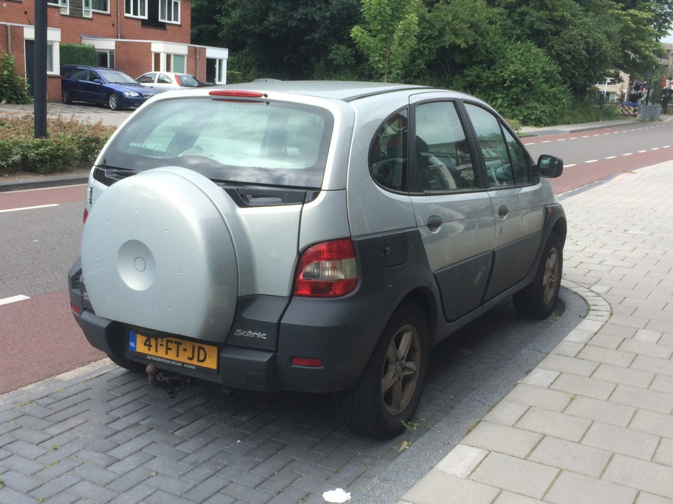 Compact MPV with rear wheel cover and distinctive taillights