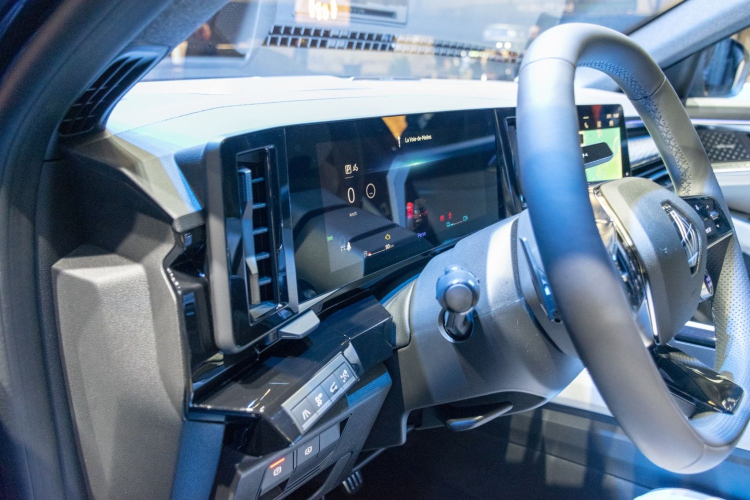Digital instrument cluster and multifunction steering wheel close-up
