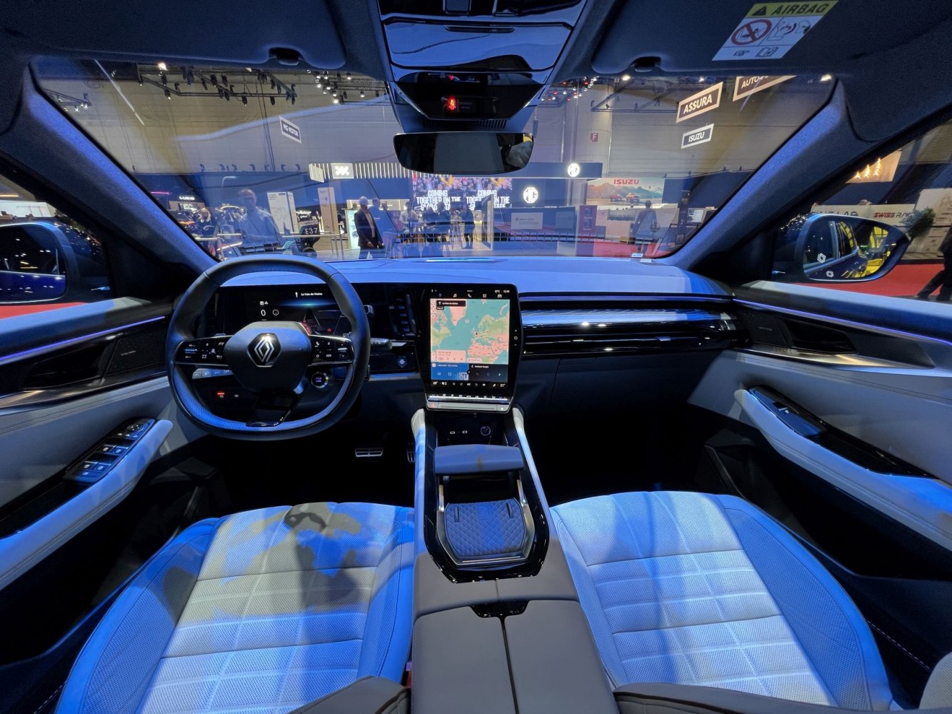 Digital instrument cluster and central touchscreen infotainment system