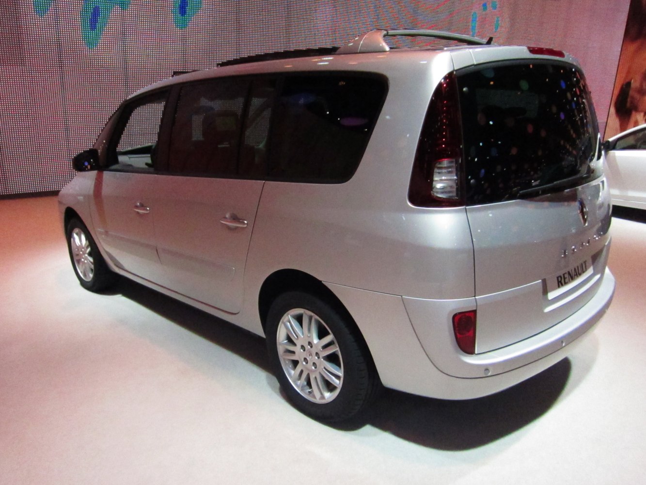 Rear and side profile with large vertical taillights