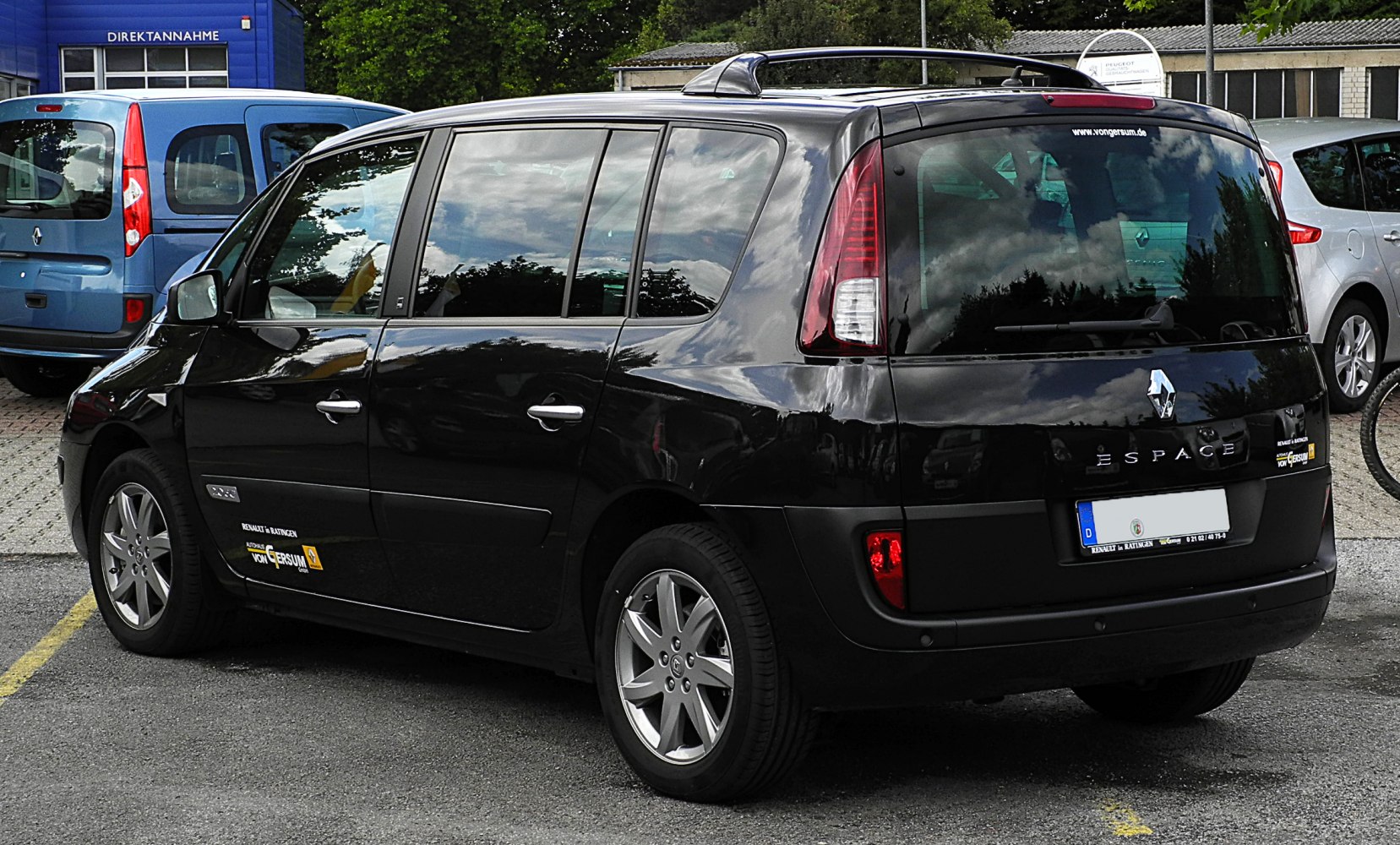 Black minivan rear and side view with vertical taillights and alloy wheels
