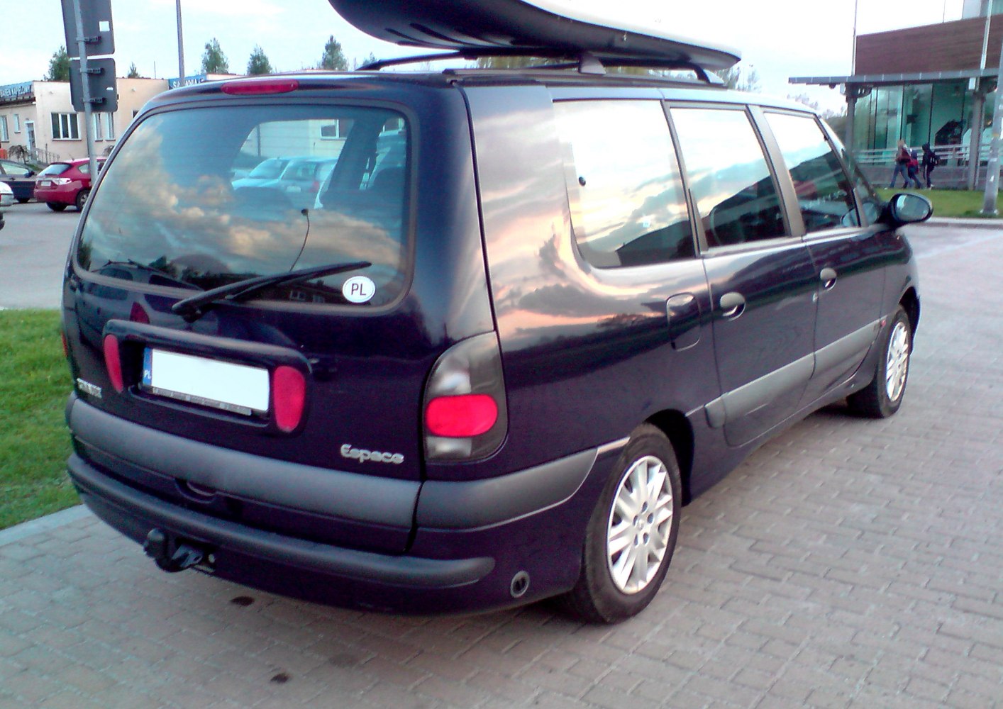 Rear view of minivan with roof box and rear wiper