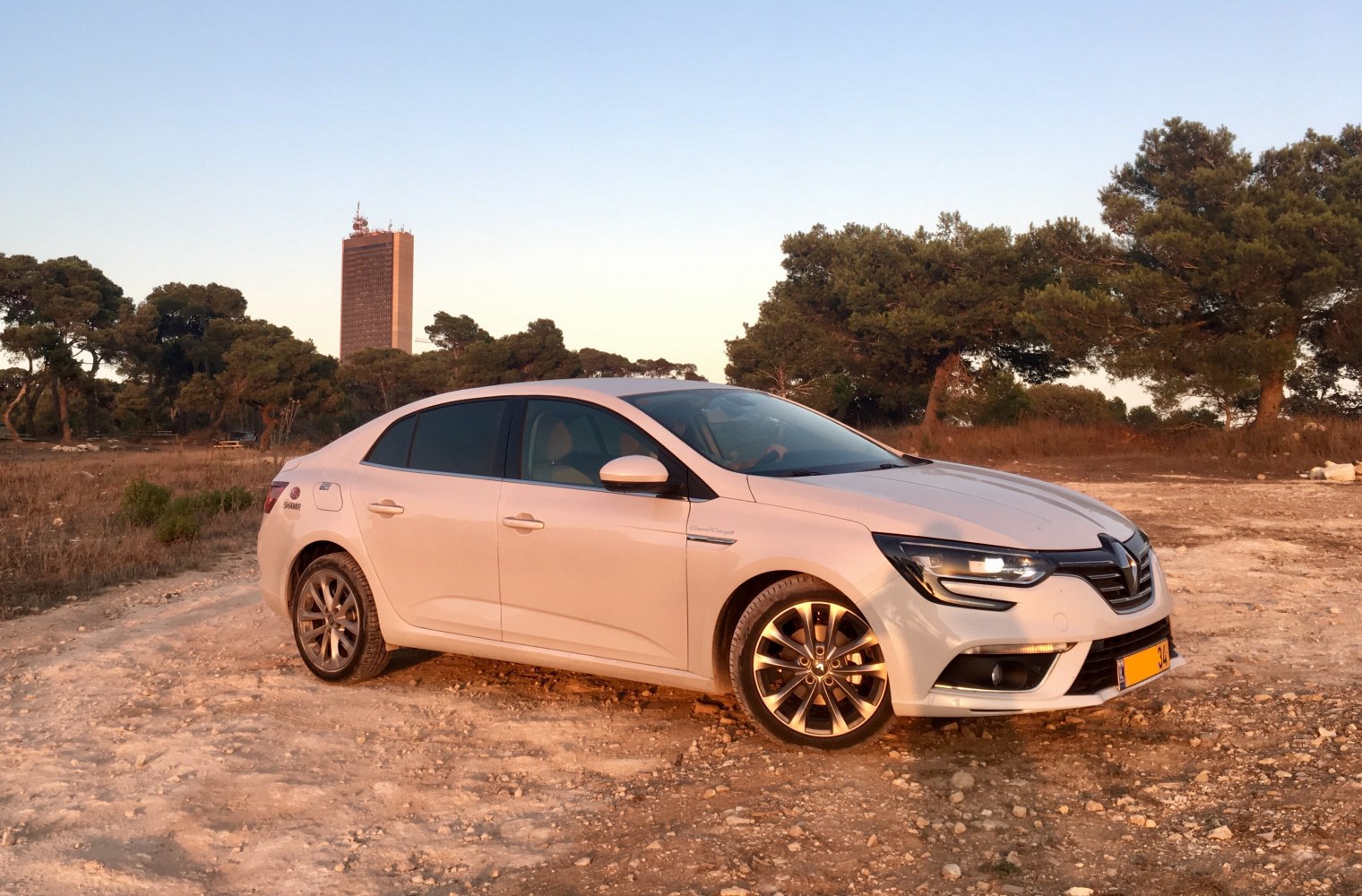 Front-side profile with LED headlights and alloy wheels