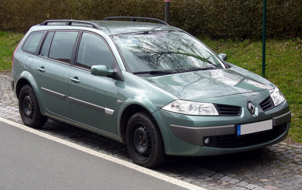 Front-side of an estate wagon with roof rails and fog lights
