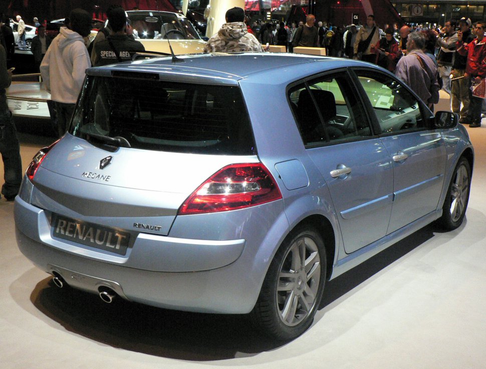 Rear and side view of a 5-door hatchback with dual exhaust and distinct taillights.