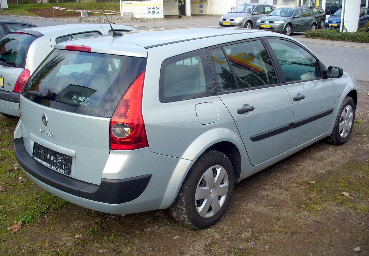Rear side view of estate car with distinct taillights and black trims