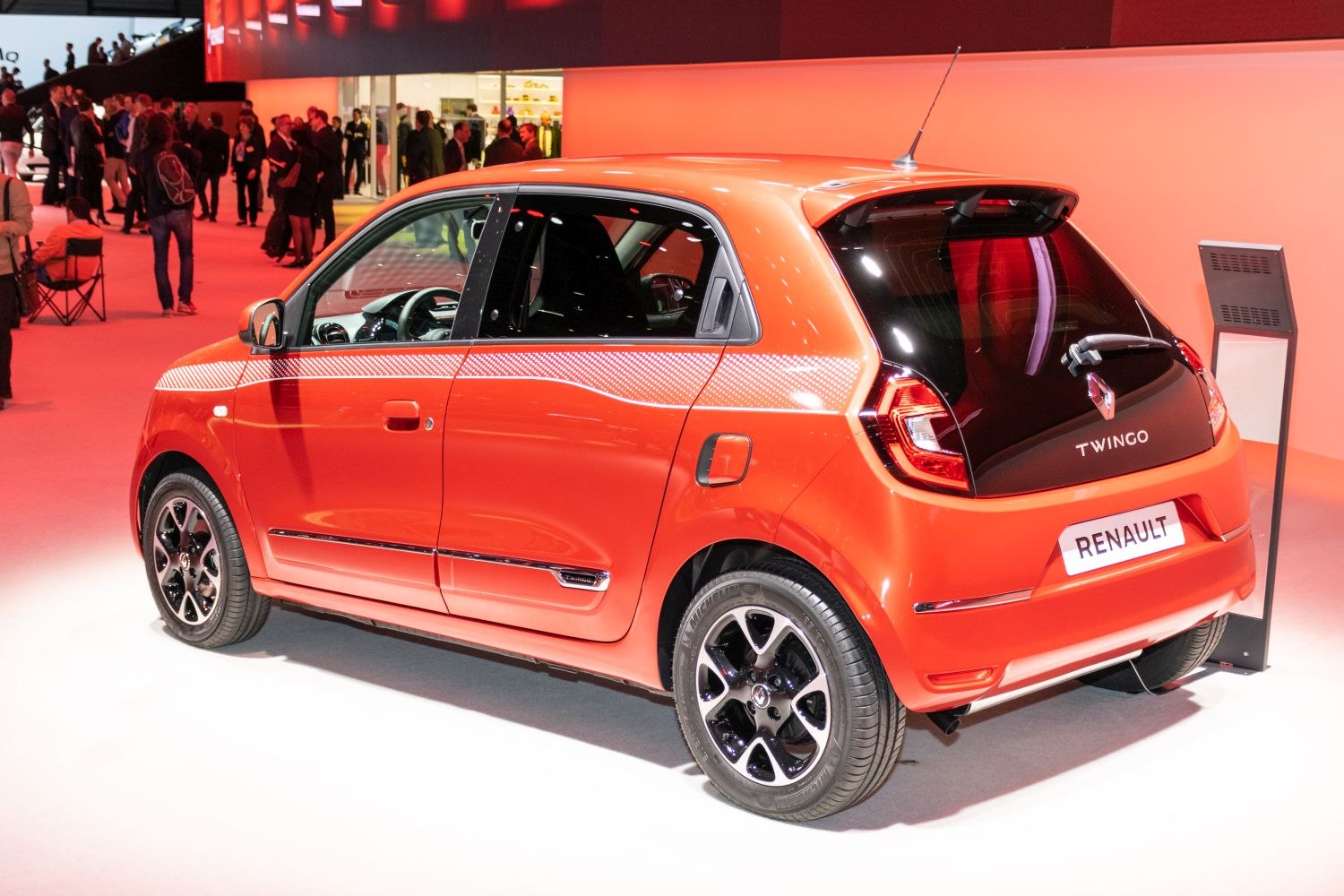 Rear side view with sporty wheels and distinctive taillights