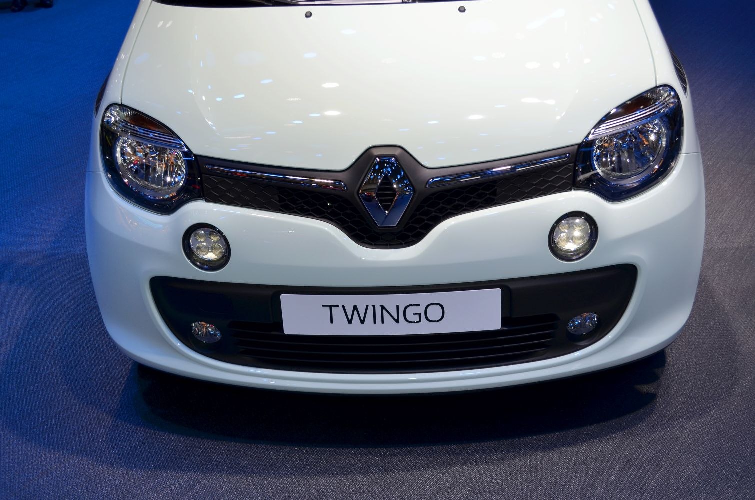 Front end with headlights and grille design