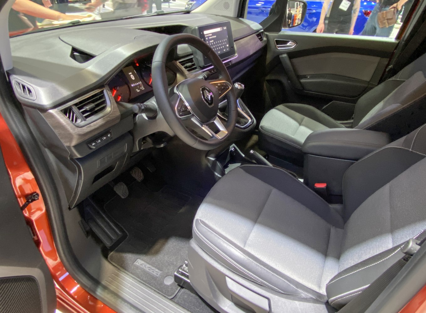 Steering wheel, dashboard, digital instrument cluster, infotainment screen, front seats
