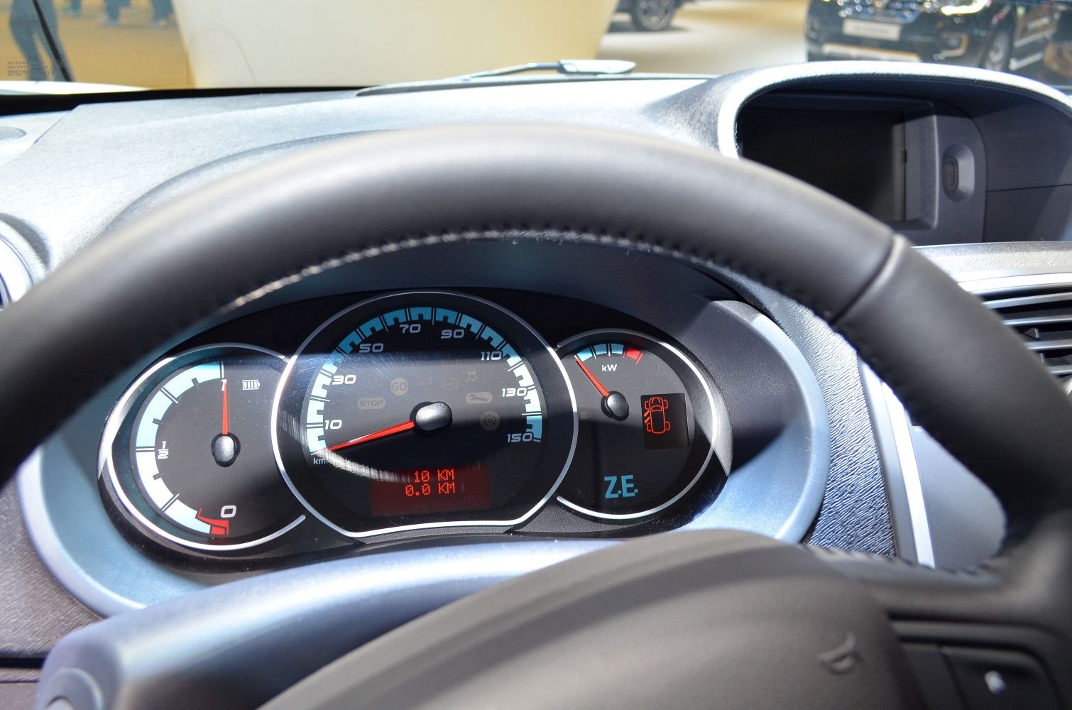 Instrument cluster and steering wheel with digital display and ZE indicator