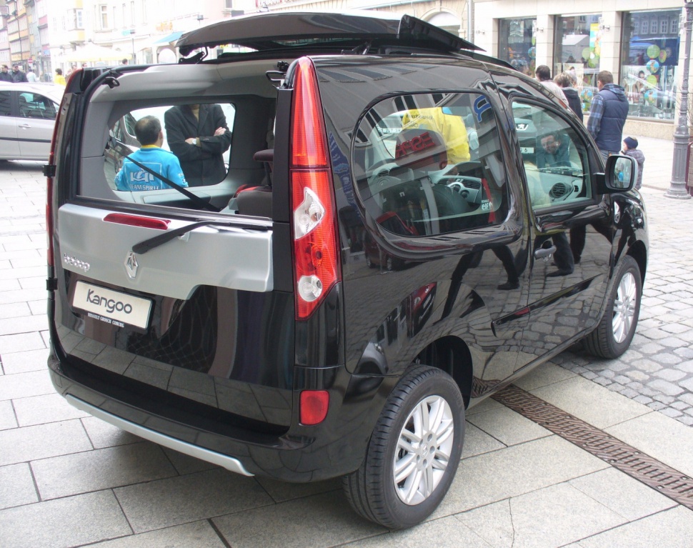 Split tailgate and rear view with distinctive rear lights and window design