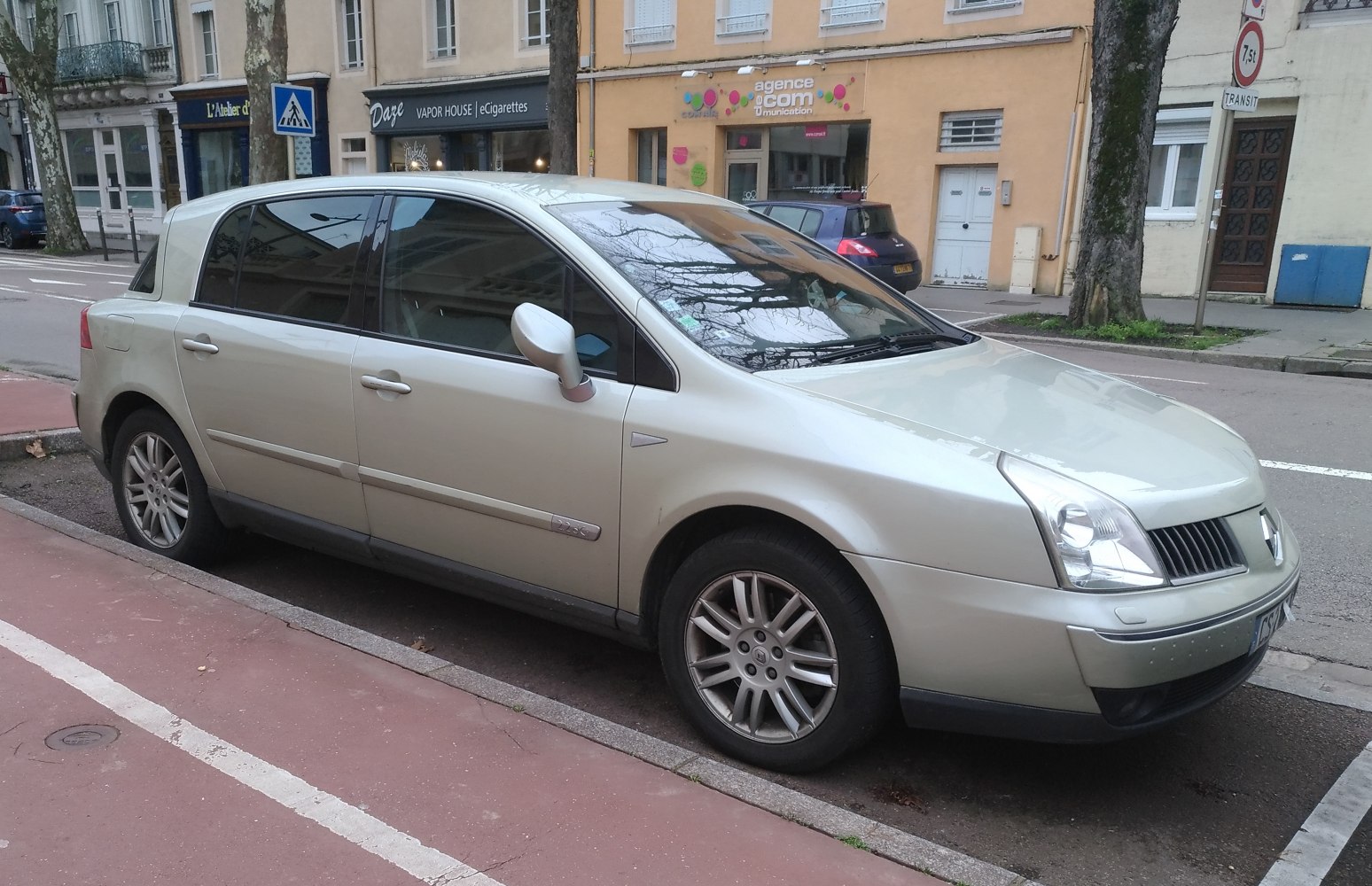 Front side view with alloy wheels and angular, wedge-shaped design