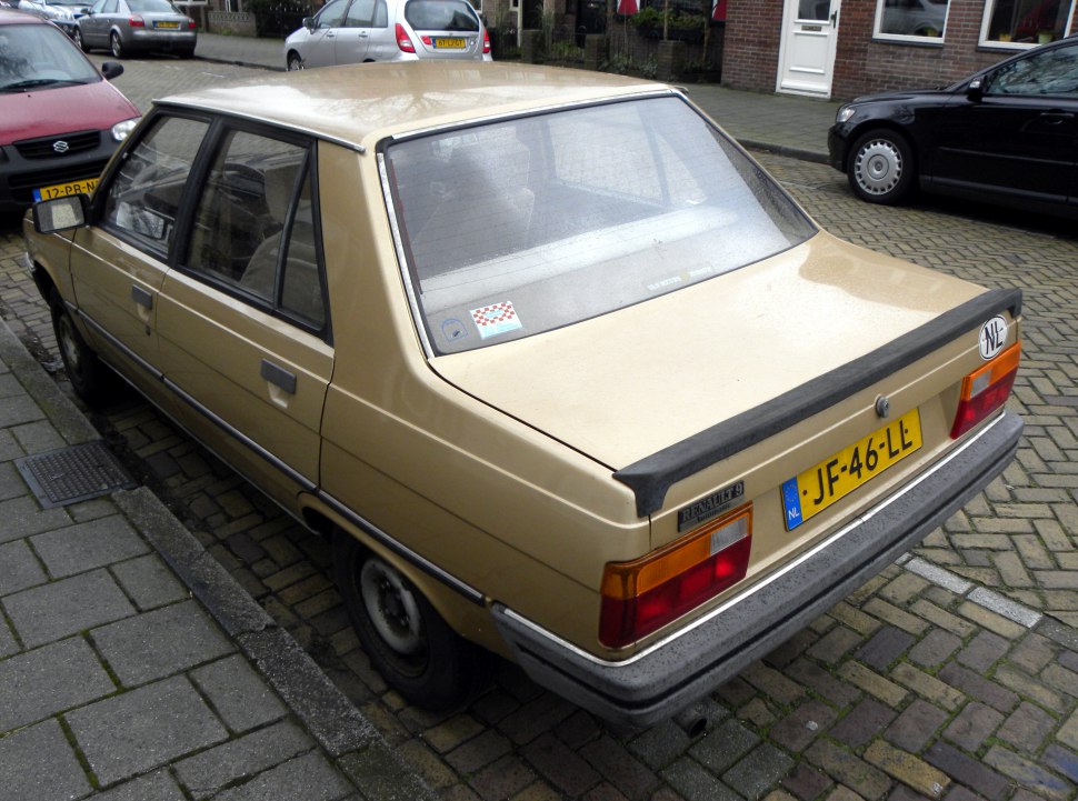 Rear view of a classic Renault 9 L42 sedan with distinct taillights and trunk design.