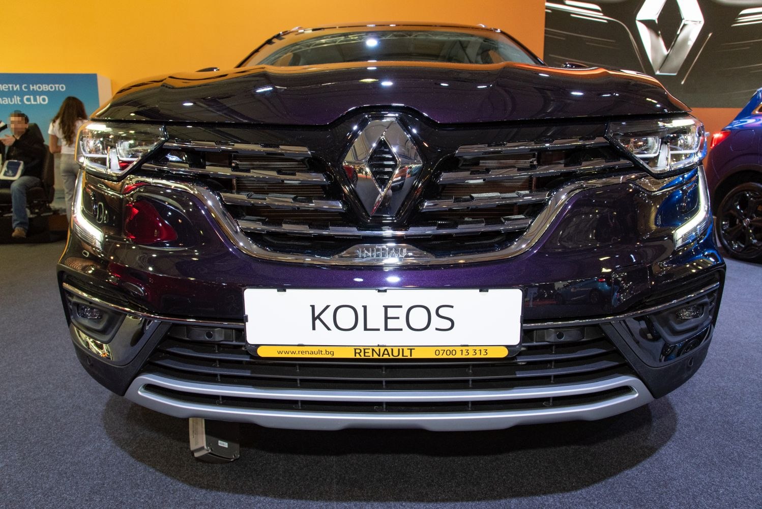 Front grille and LED headlights with chrome detailing