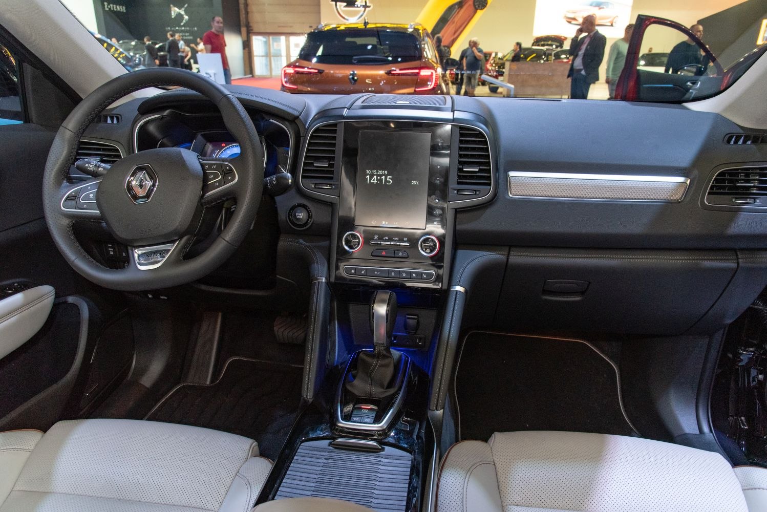 Dashboard and steering wheel with central touchscreen display