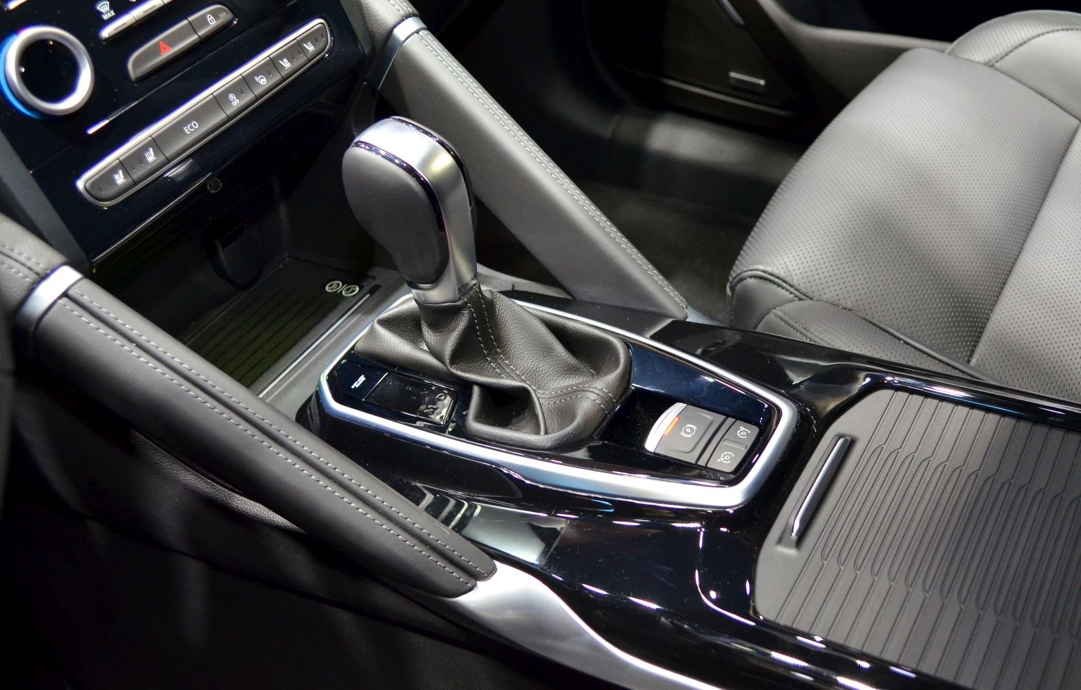 Gear shift lever and central control panel with buttons for driving modes and features