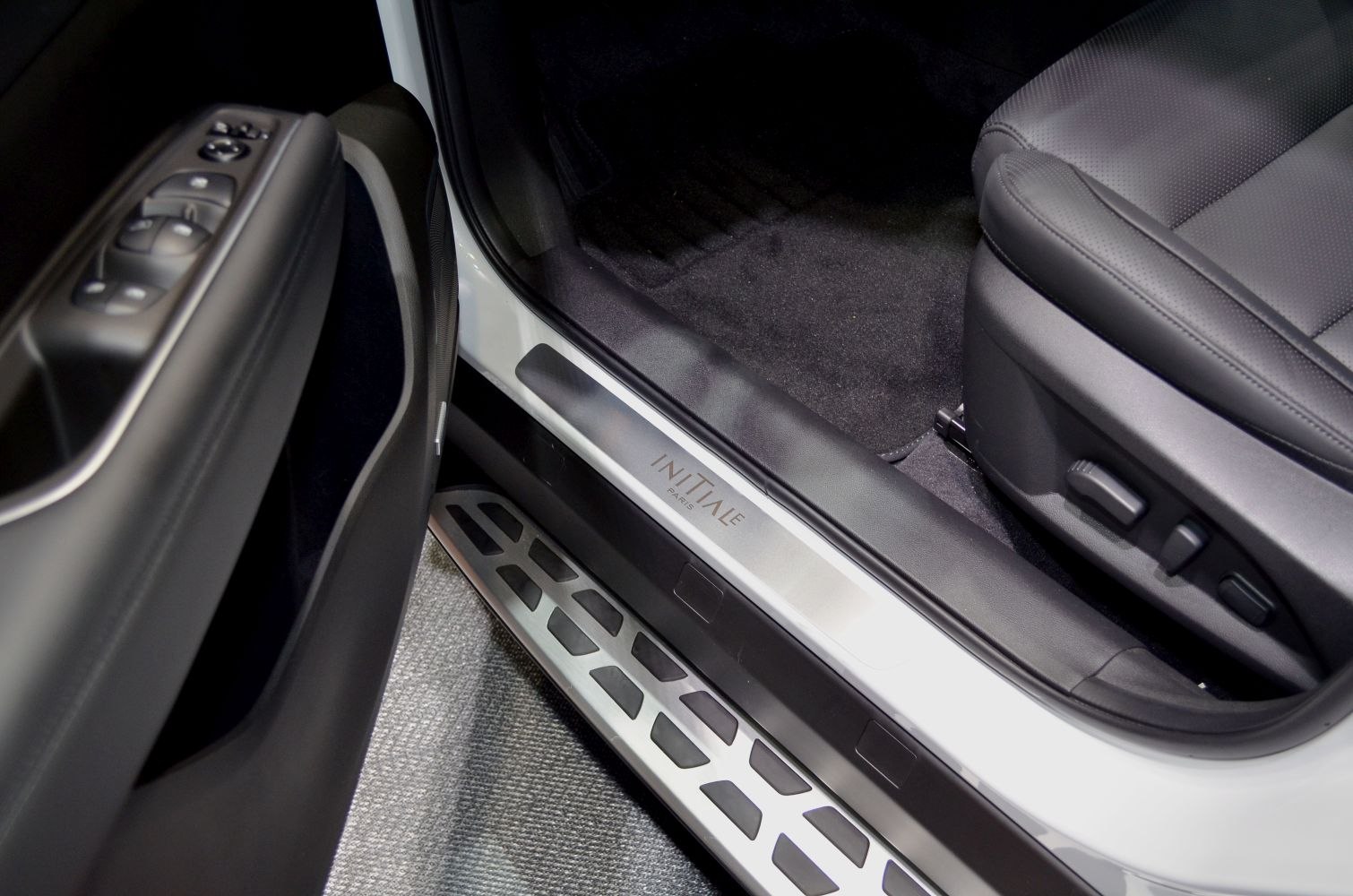Illuminated door sill plate and electric seat adjustment controls