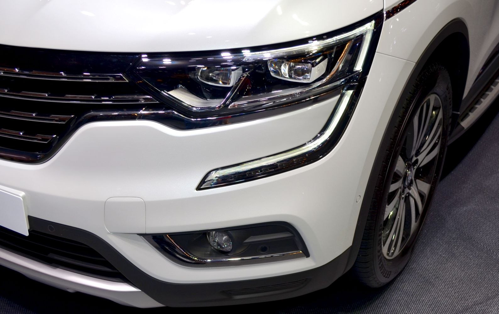 Front headlight with LED strip, fog light, alloy wheel rim of SUV