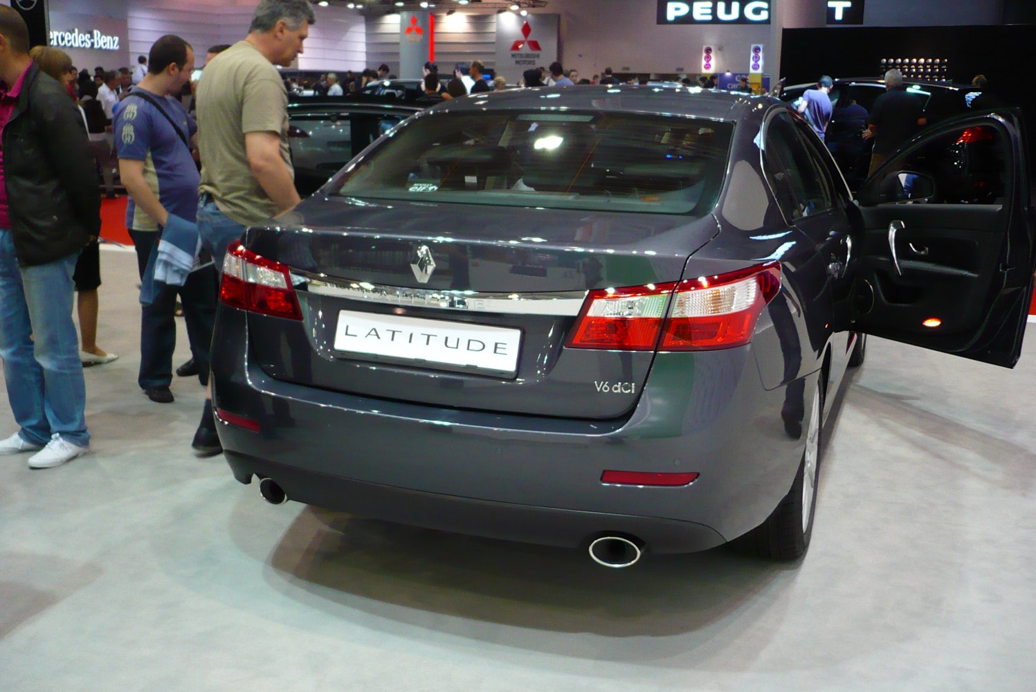 Rear view with V6 dCi badge, dual exhaust, and open rear door