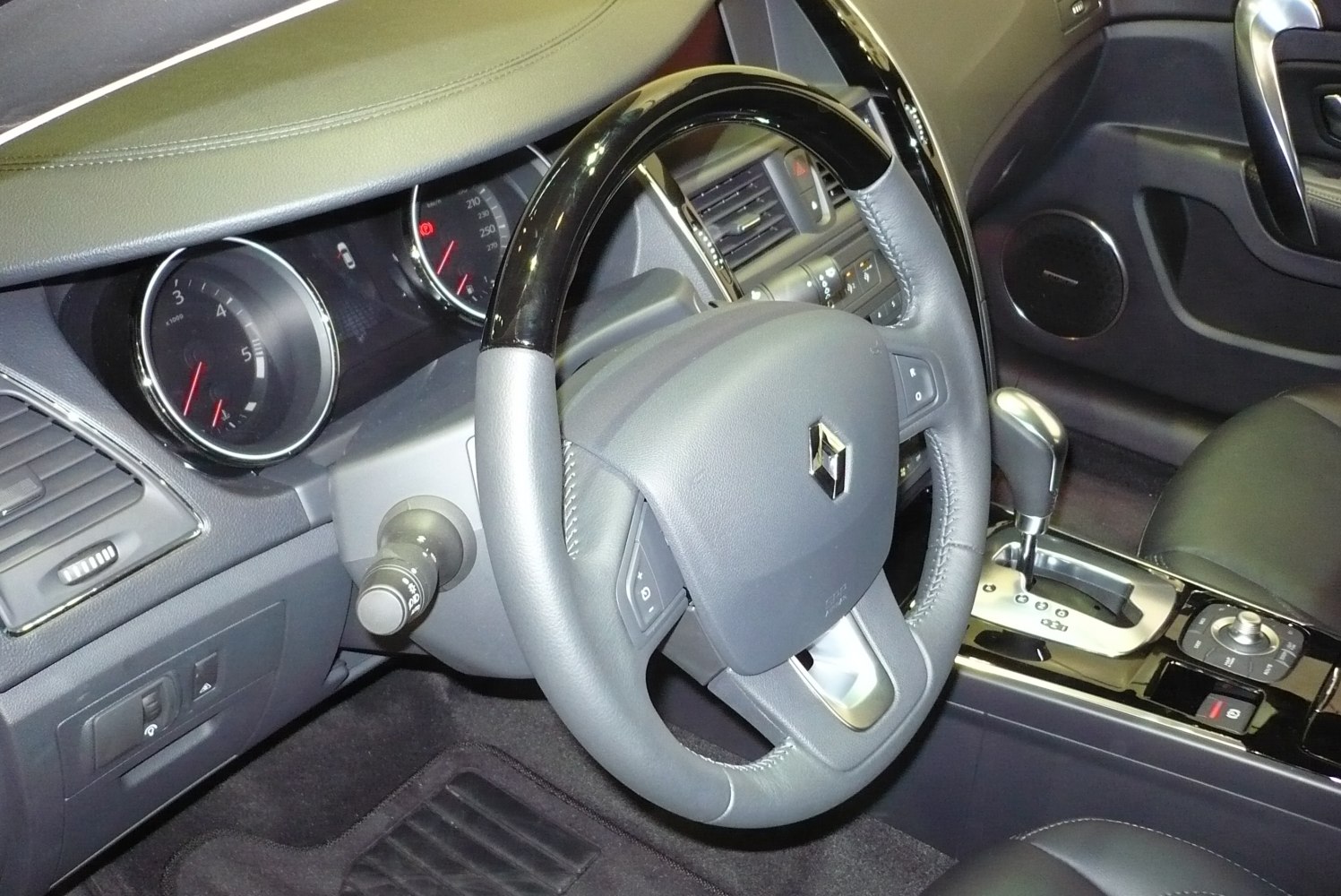 Steering wheel and dashboard with instrument cluster and gear shift