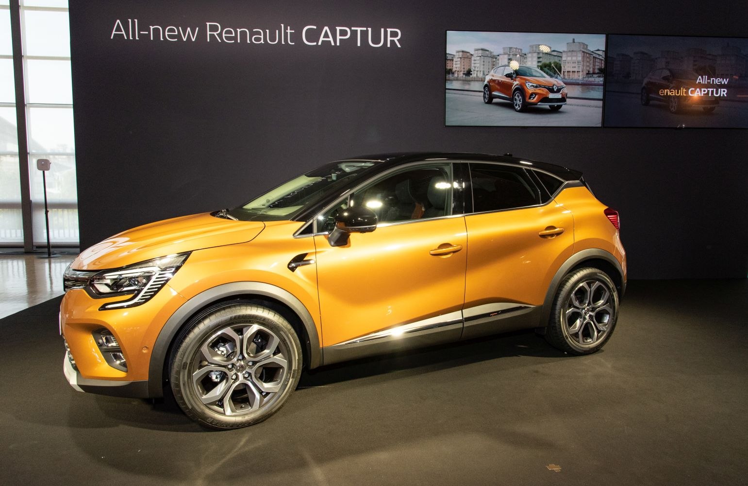 Side profile of Renault Captur II with two-tone roof and LED headlights