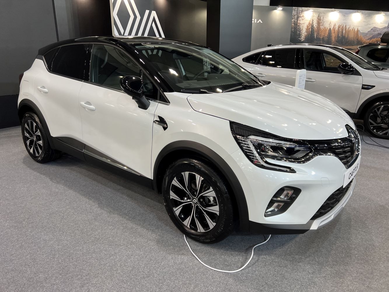 Front profile with LED headlights and alloy wheels