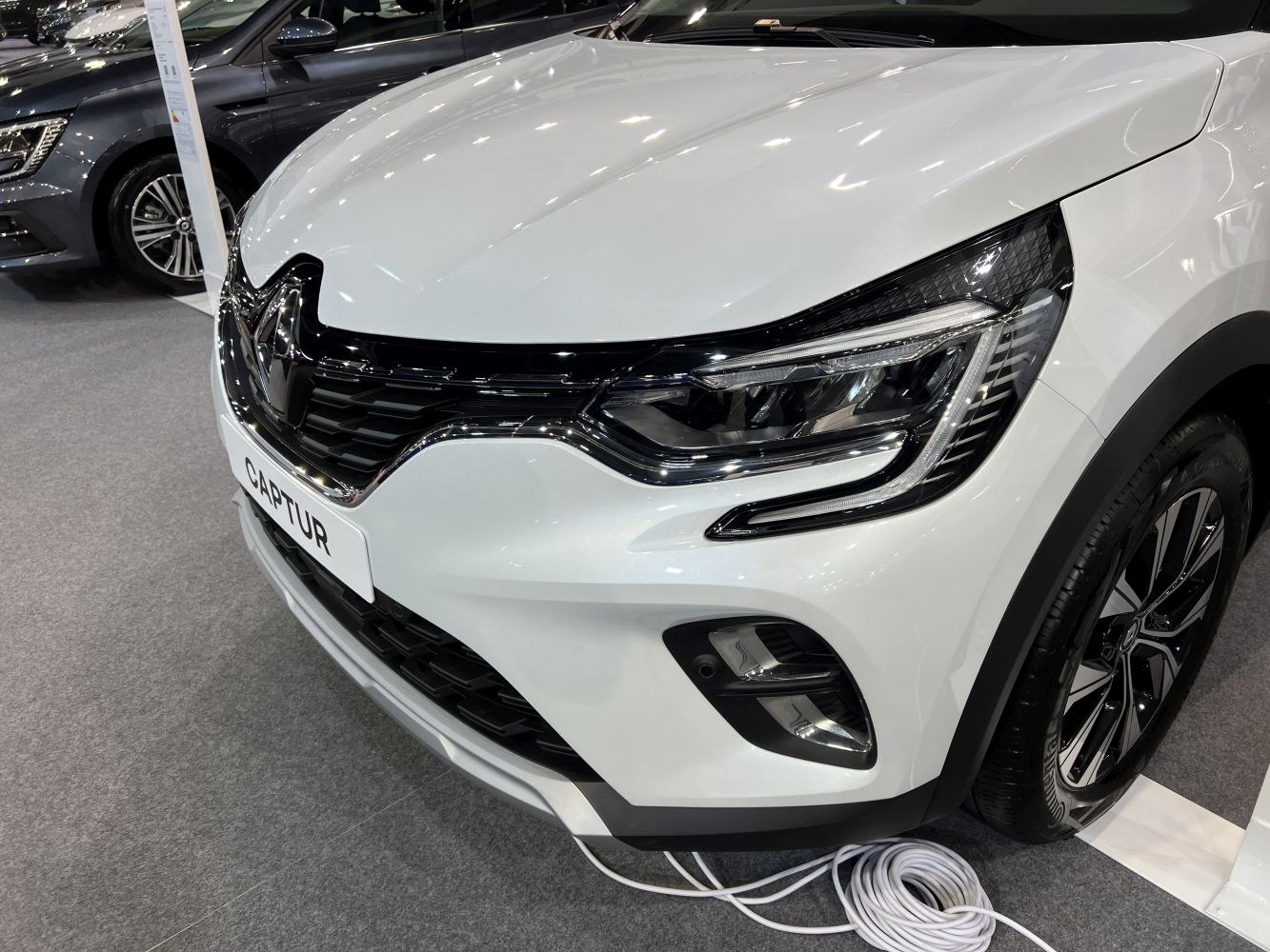 Front grille, modern LED headlight, fog light, stylish wheel rim