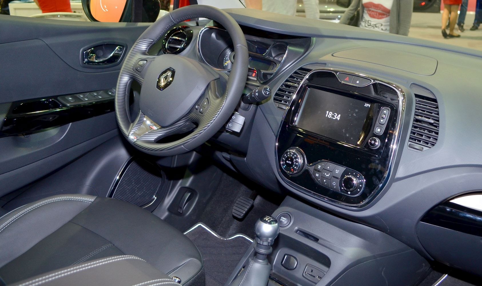 Dashboard, steering wheel, gearshift interior features