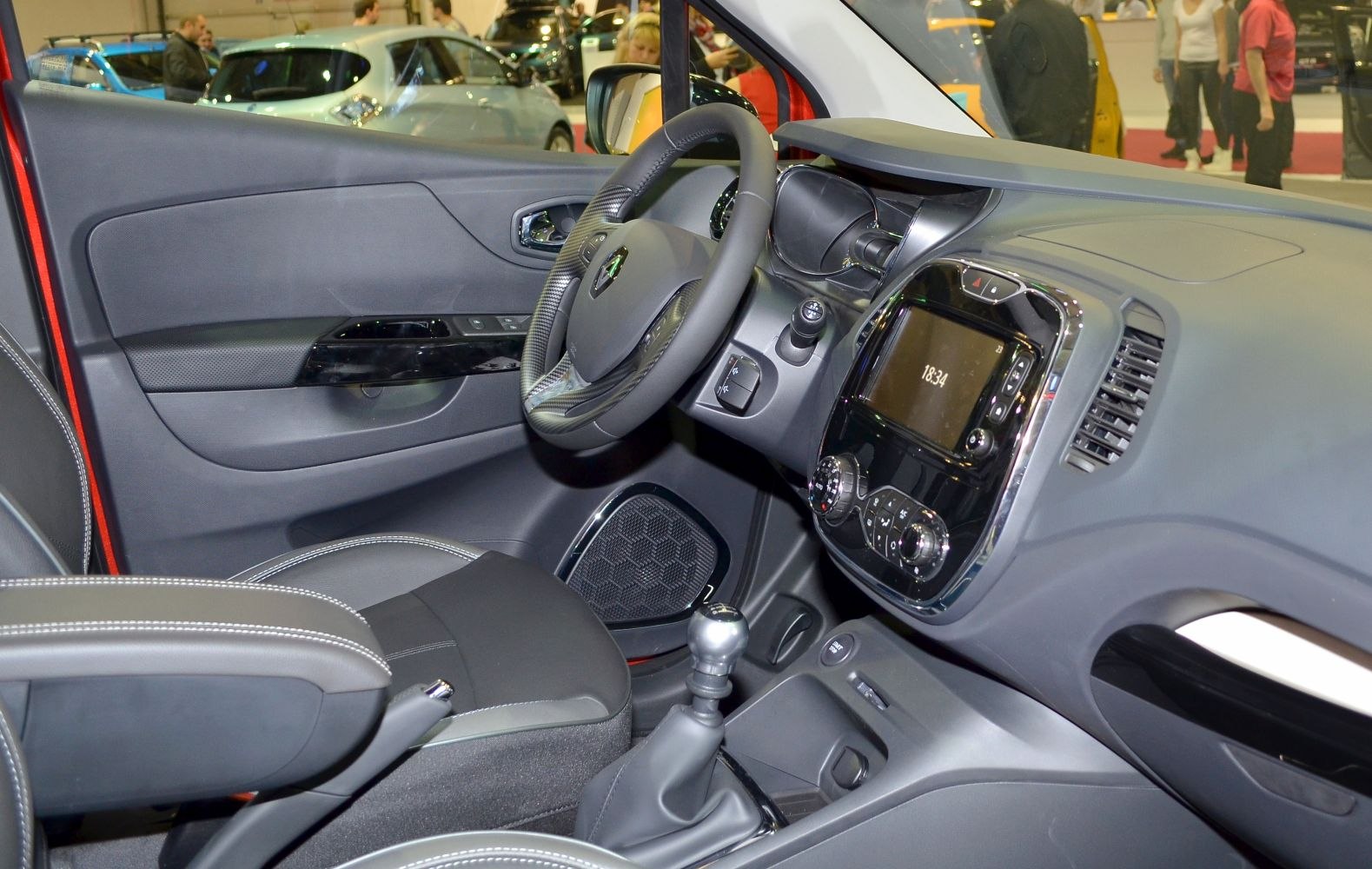 Steering wheel and dashboard interior features with manual gear shift