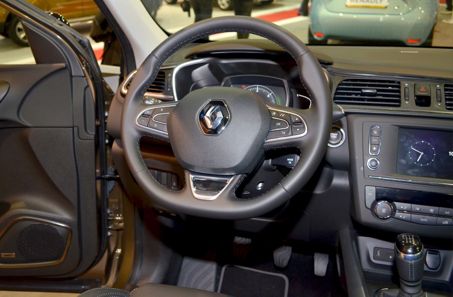 Multifunction steering wheel and dashboard with central console controls