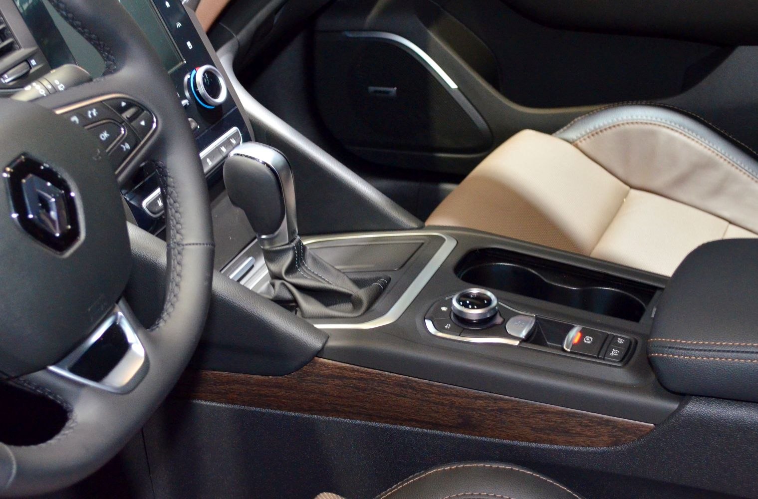 Interior gear shift, center console, steering wheel, wood trim