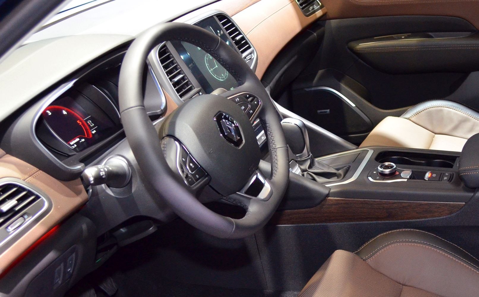 Steering wheel, dashboard, center console with gear shift