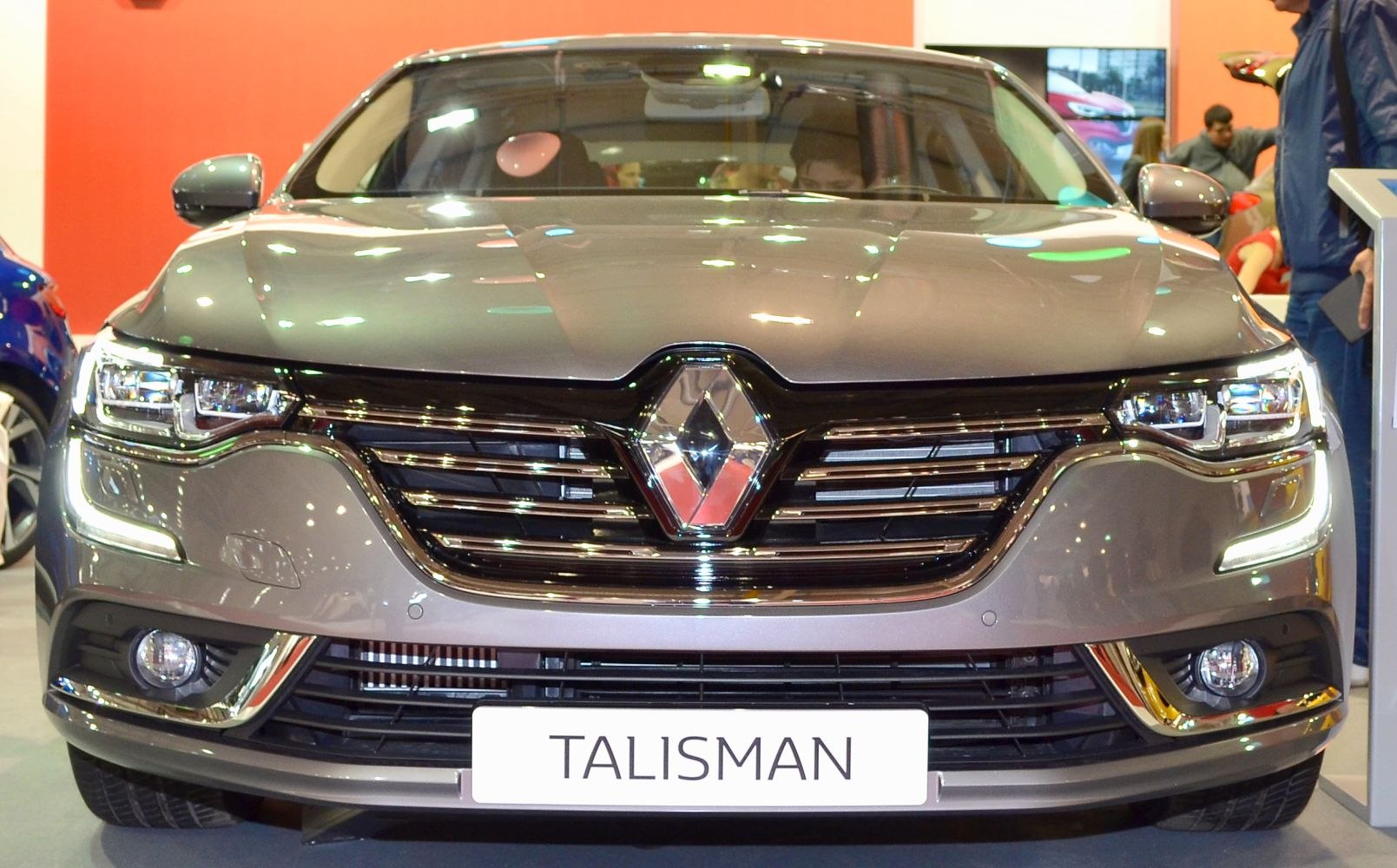 Front grille with Renault emblem and LED headlights