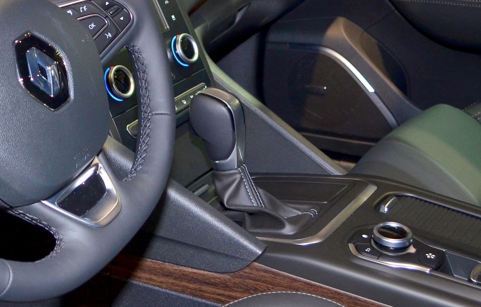 Gear shift lever with stitched leather and steering wheel with multi-function controls