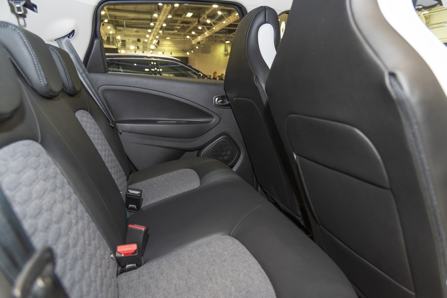 Rear seats with mixed fabric and leather upholstery, black door panel, seat belts