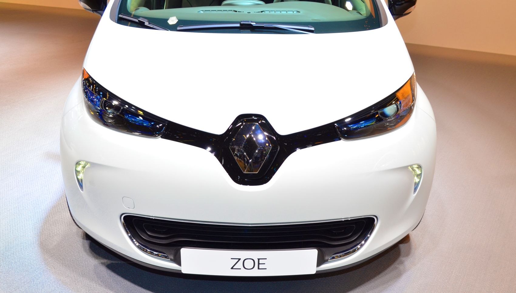 Front view with signature headlights and Renault emblem