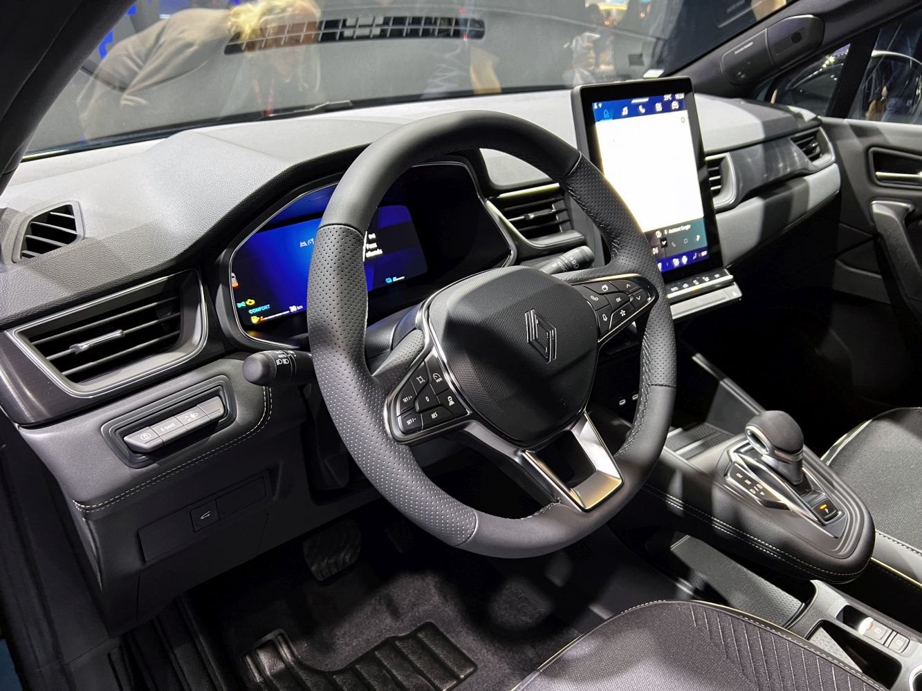 Digital dashboard and multifunction steering wheel with touchscreen