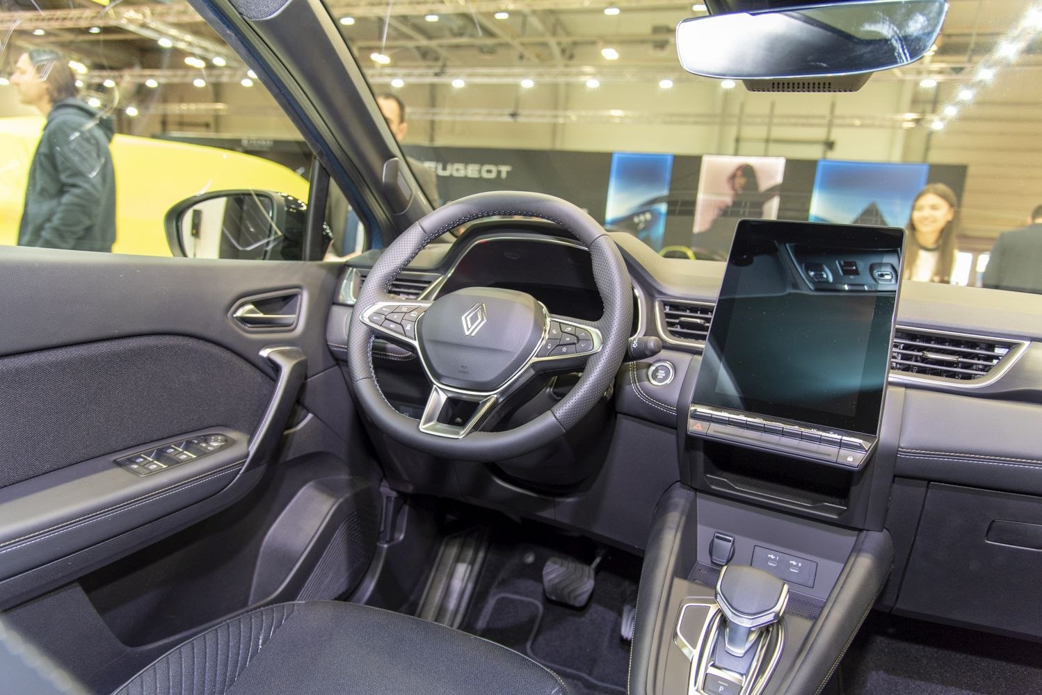 Digital steering wheel with touchscreen infotainment system