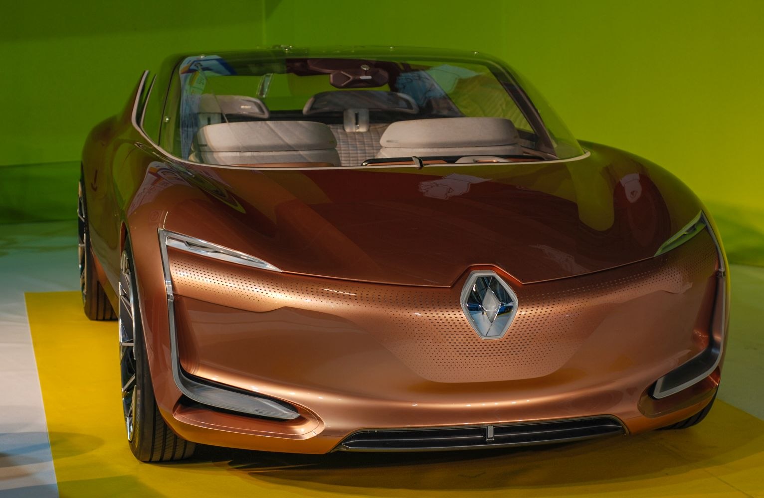 Sleek front design with illuminated Renault logo and slim LED headlights.