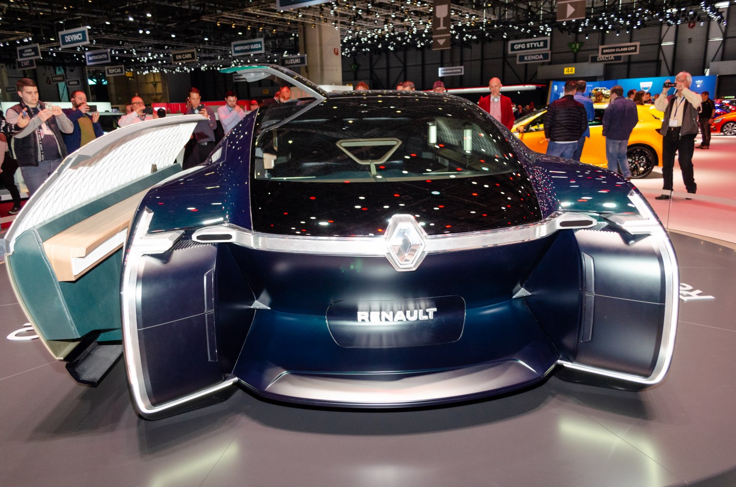 Rear view with illuminated edges and open rear doors