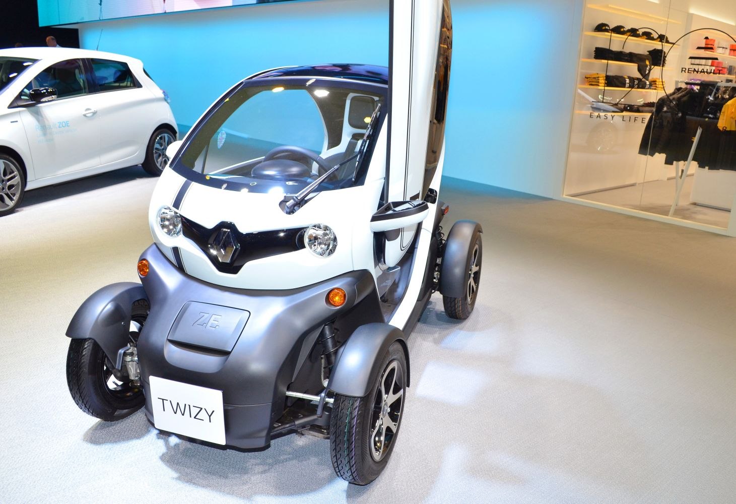 Compact electric microcar with distinctive front, open door design