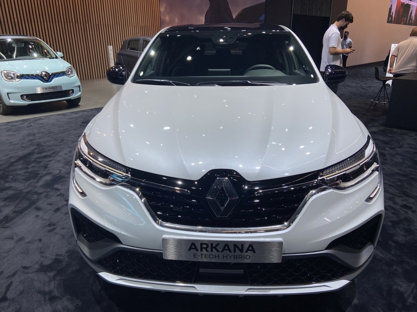 Front view showing sleek LED headlights and grille with Renault logo