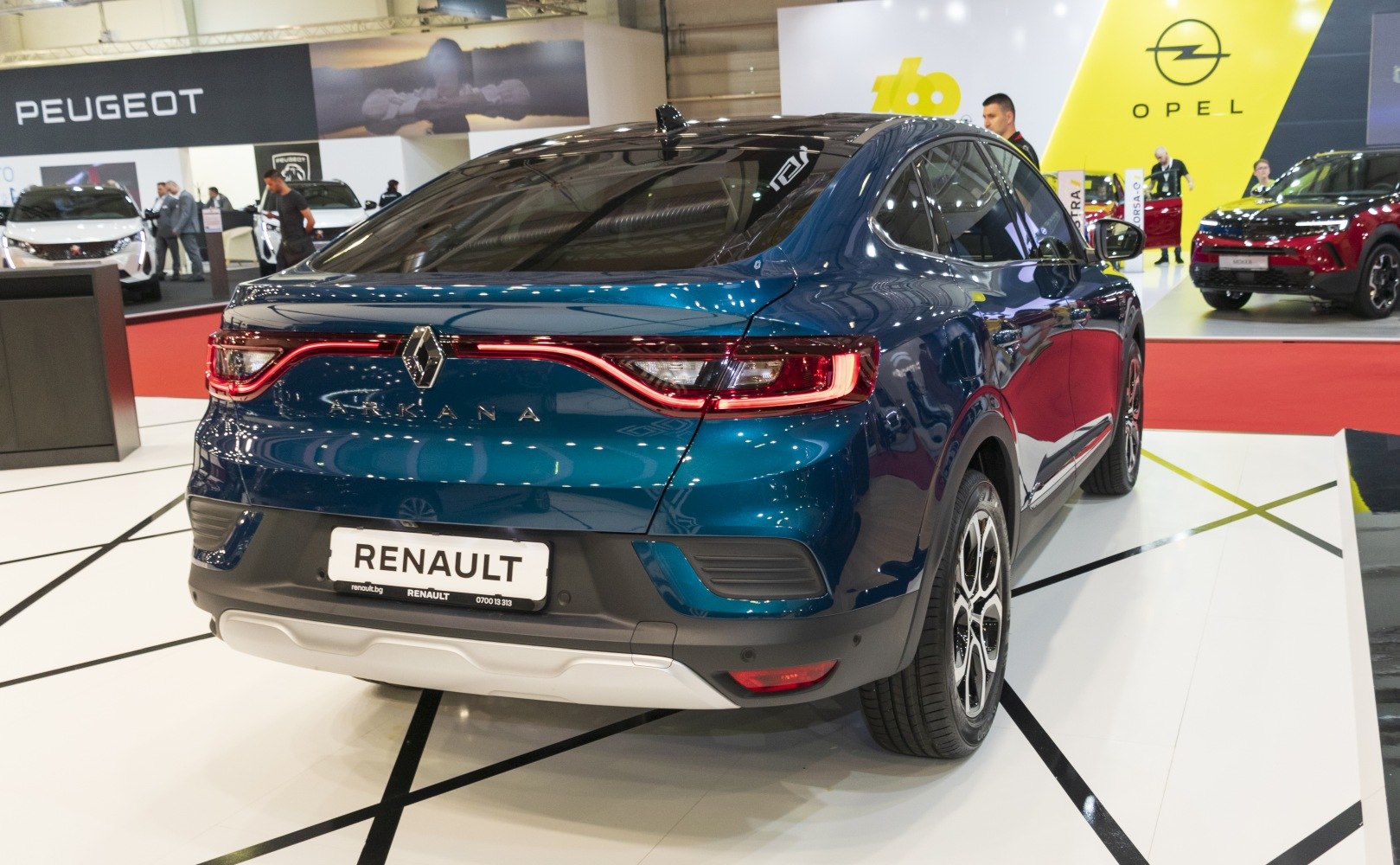 SUV rear design with continuous LED tail light bar