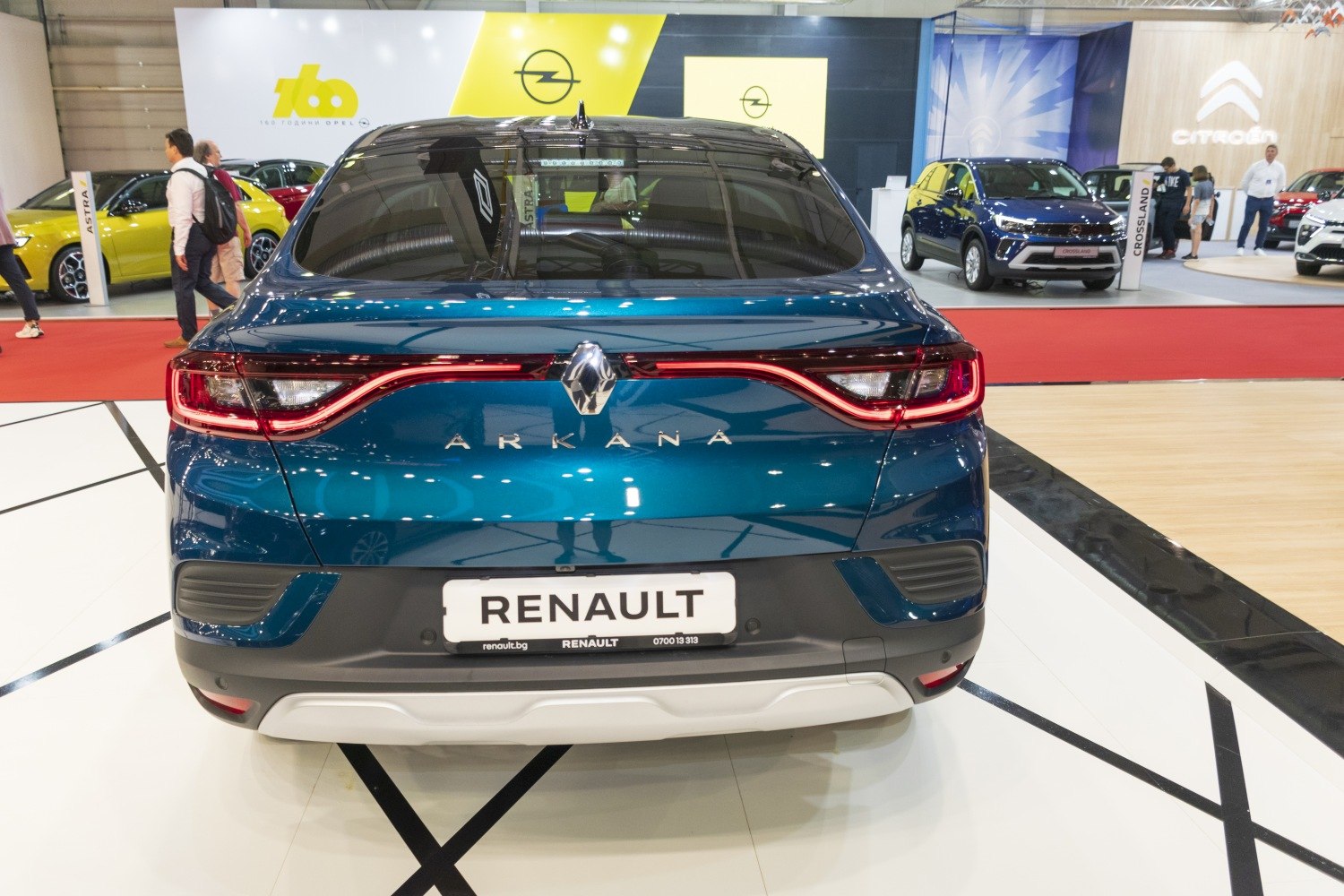 Rear view with LED tail lights and Renault badge