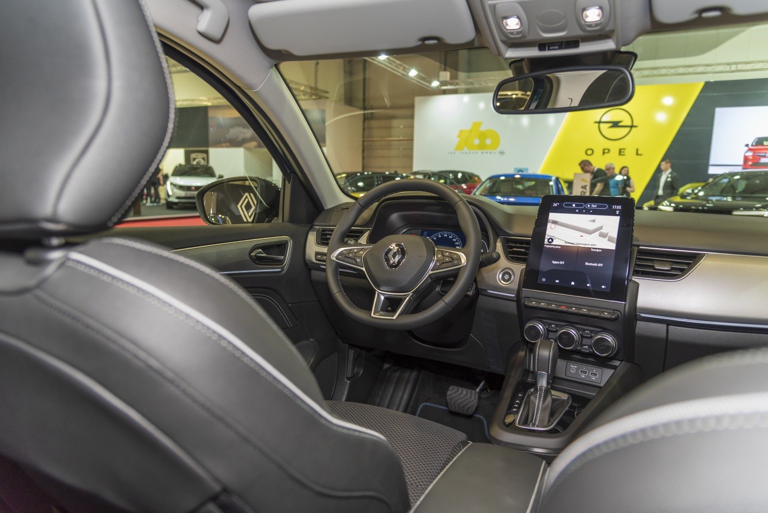 Digital dashboard and vertical infotainment touchscreen display interior