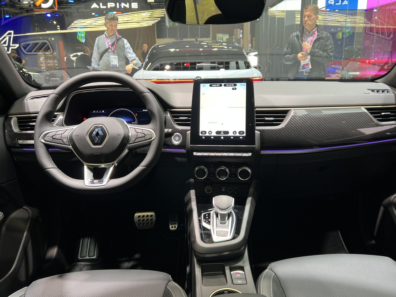 Digital dashboard and central touch screen with multifunction steering wheel