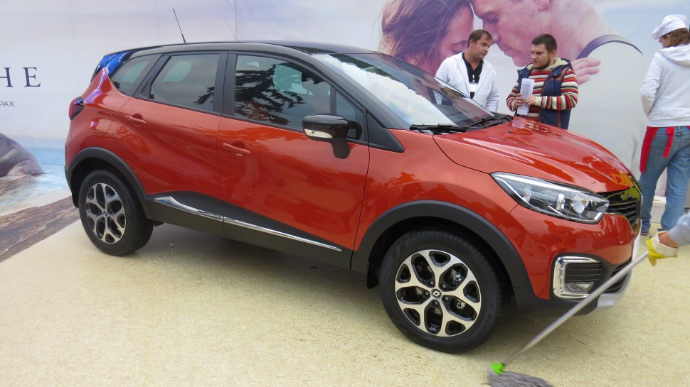 Side profile and alloy wheels of a compact SUV